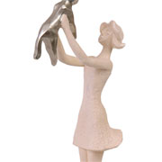 Escultura em poliresina mulher com gato bege 08x09x35 cm 